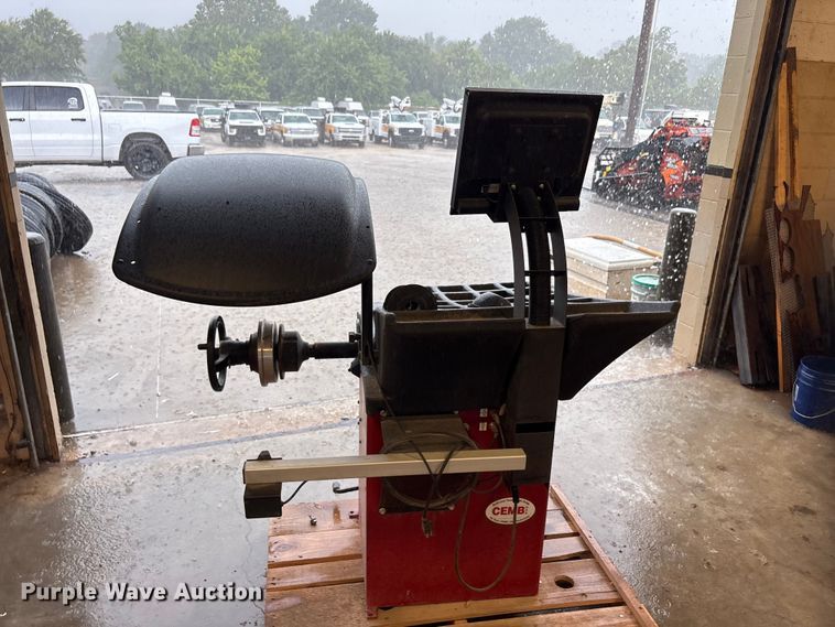 CEMB C80-30 Tire Balancing Machine - photo 4
