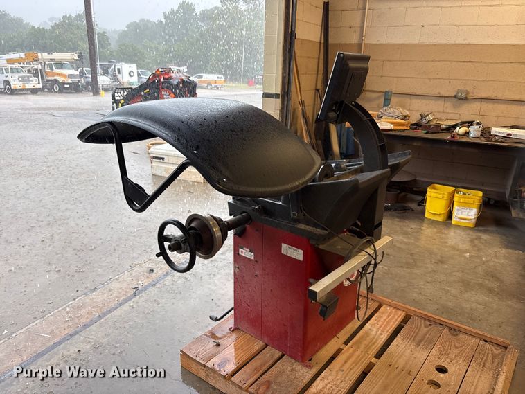 CEMB C80-30 Tire Balancing Machine - photo 5