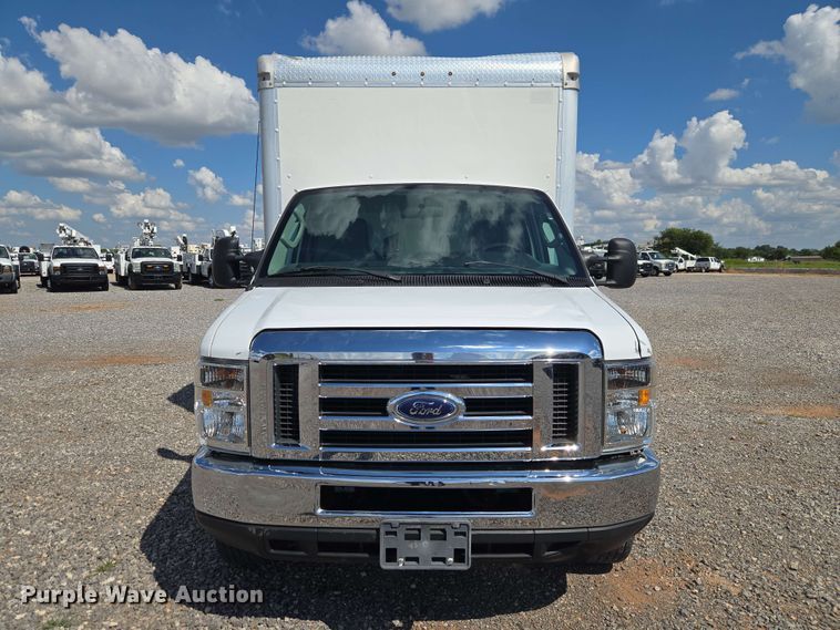 2017 Ford E-350 Box Truck - photo 2