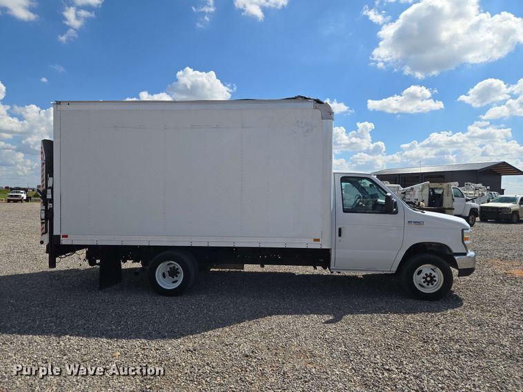 2017 Ford E-350 Box Truck - photo 4