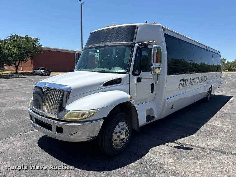 2004 International 3200 Shuttle Bus