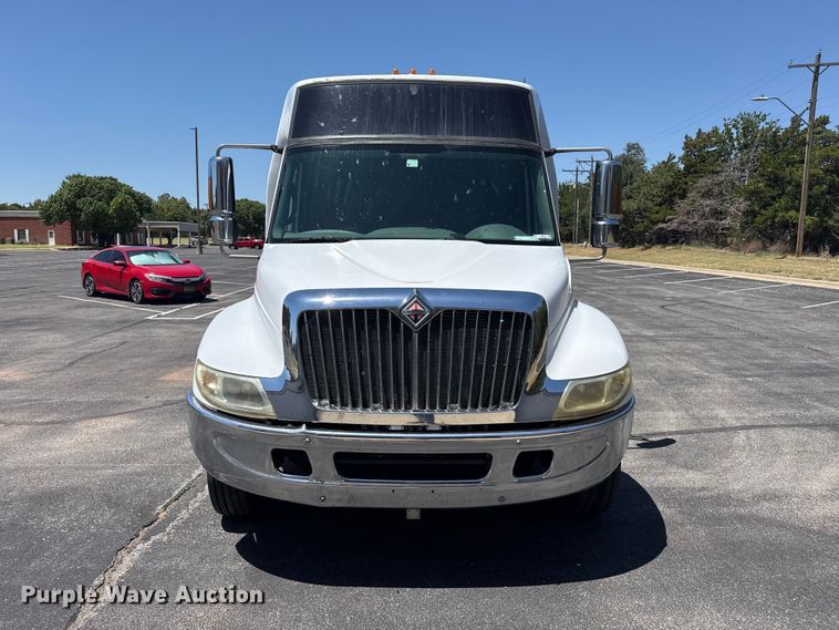 2004 International 3200 Shuttle Bus - photo 2