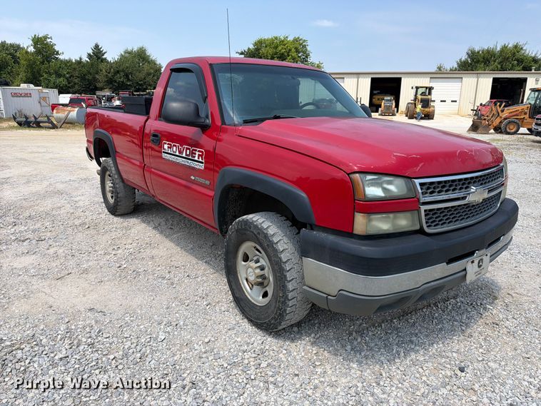 2005 Chevrolet Silverado 2500HD Pickup Truck - photo 3