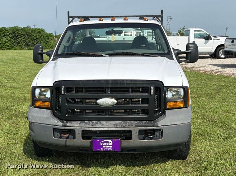 2006 Ford F350 Super Duty Utility Bed Pickup Truck - photo 2