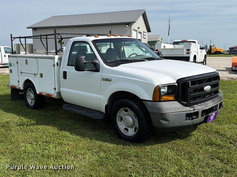 2006 Ford F350 Super Duty Utility Bed Pickup Truck - photo 3