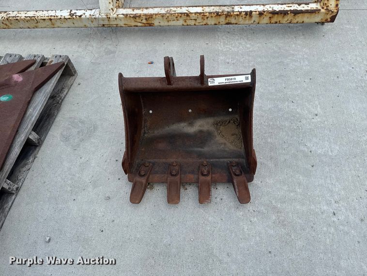 Bobcat Excavator Bucket - photo 2