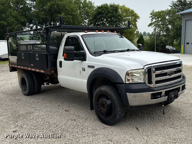 2006 Ford F550 Flatbed Truck - photo 3