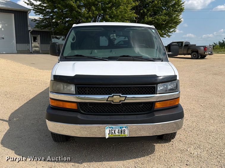 2014 Chevrolet Express 3500 Van - photo 2