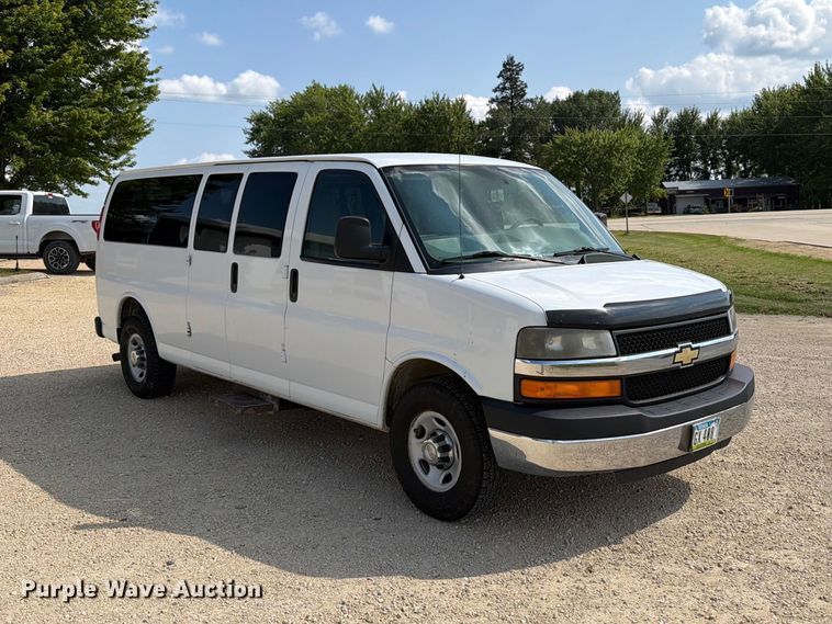 2014 Chevrolet Express 3500 Van - photo 3