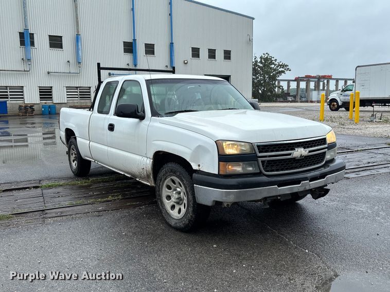 2006 Chevrolet Silverado 1500 Ext. Cab Pickup Truck - photo 3