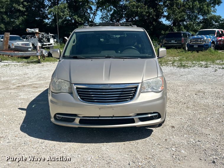 2013 Chrysler Town And Country Van - photo 2