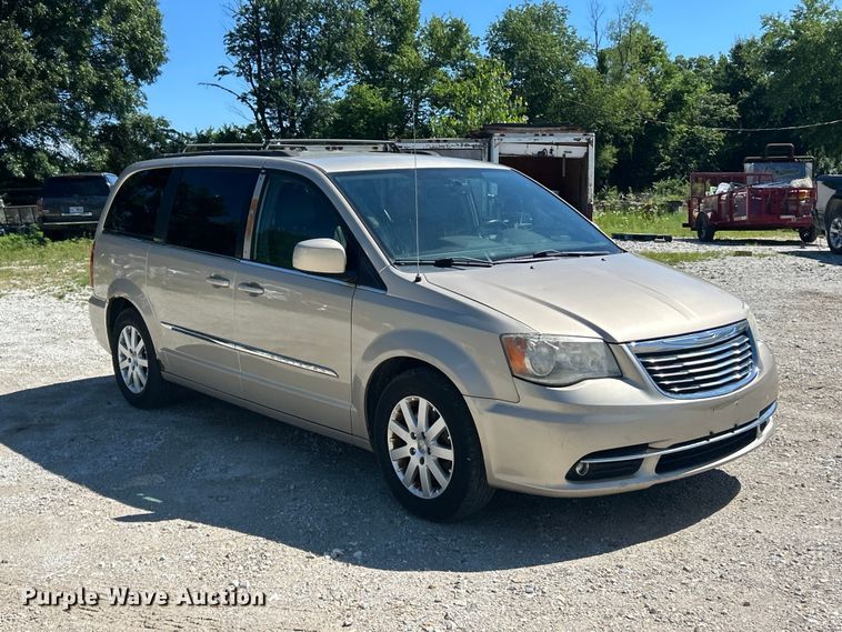 2013 Chrysler Town And Country Van - photo 3