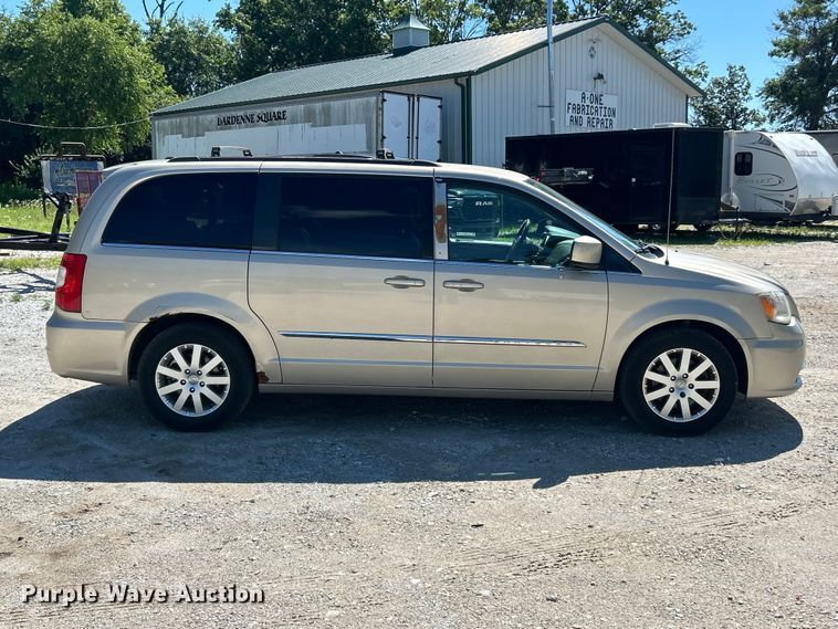 2013 Chrysler Town And Country Van - photo 4