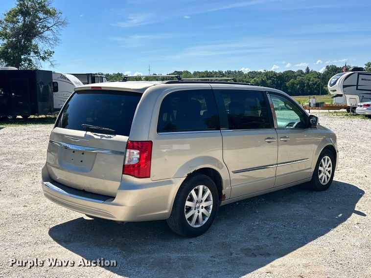 2013 Chrysler Town And Country Van - photo 5
