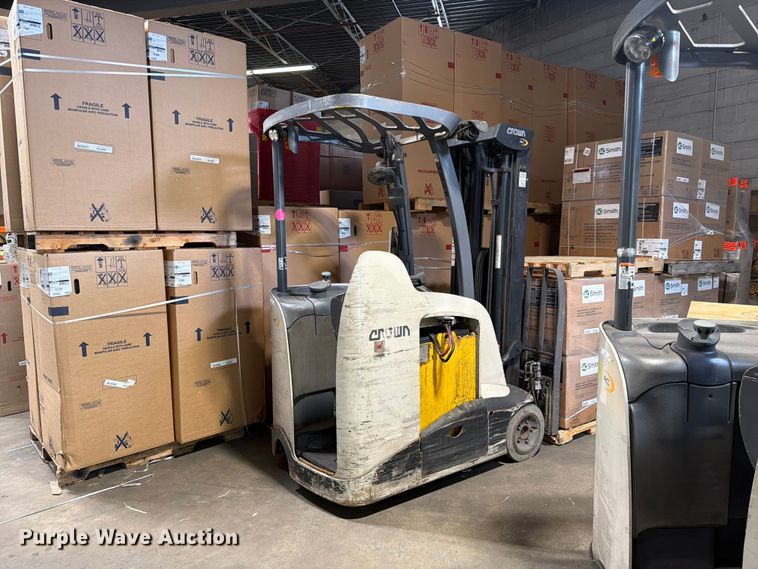 2019 Crown RC5545-40 Forklift - photo 2
