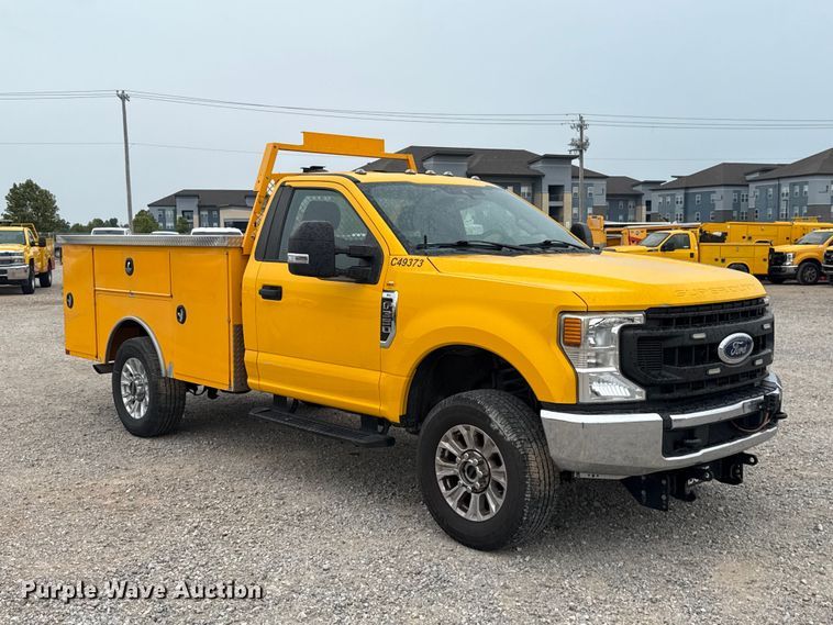 2022 Ford F350 Super Duty Utility Bed Pickup Truck - photo 3