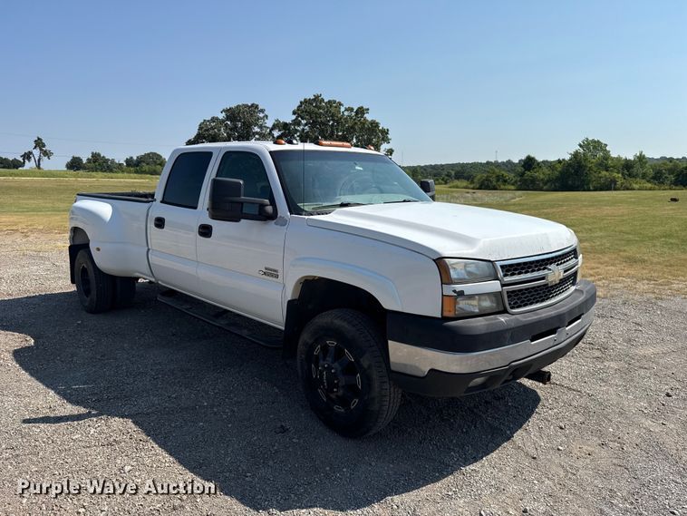 2005 Chevrolet Silverado 3500 Crew Cab Pickup Truck - photo 3