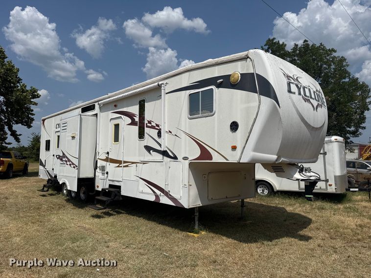2009 Heartland 3914 Cyclone Toy Hauler Camper - photo 3