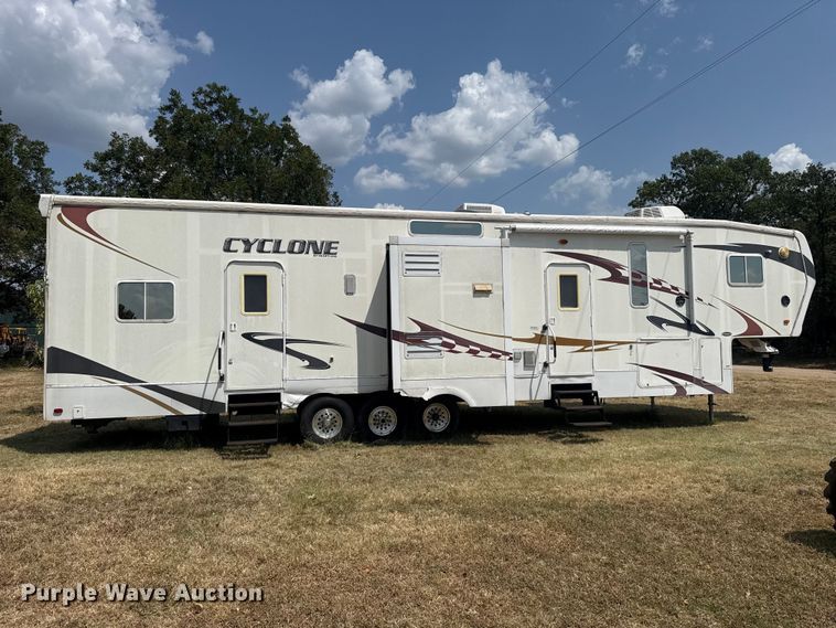 2009 Heartland 3914 Cyclone Toy Hauler Camper - photo 4