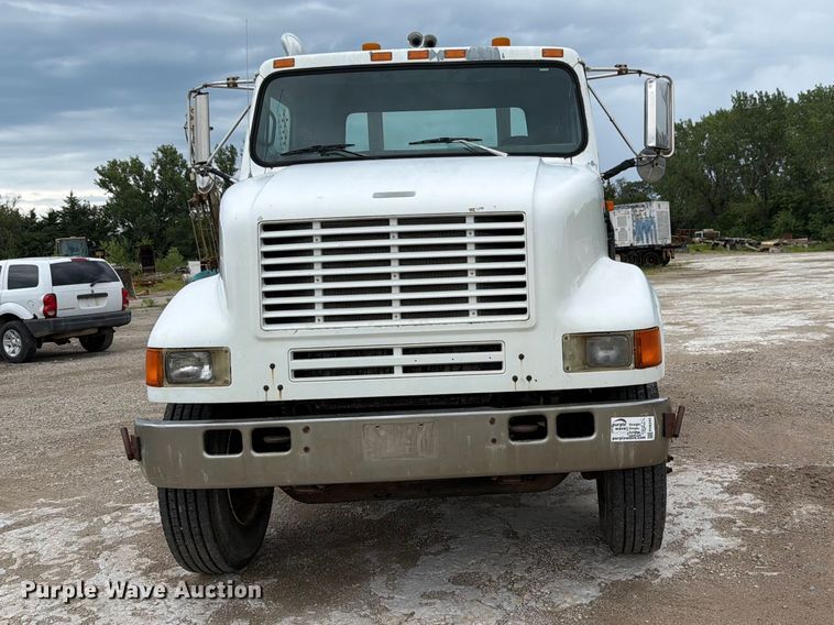 1994 International 8100 Flatbed Truck - photo 2