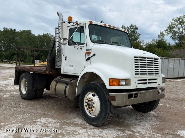 1994 International 8100 Flatbed Truck - photo 3