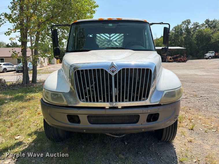 2003 International 4400 Flatbed Truck - photo 2