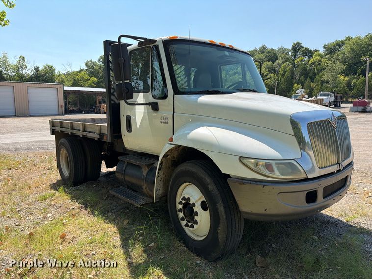 2003 International 4400 Flatbed Truck - photo 3