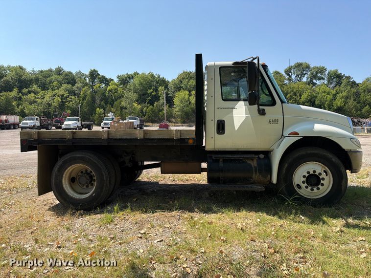 2003 International 4400 Flatbed Truck - photo 4