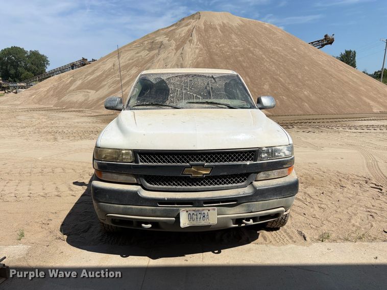2001 Chevrolet Silverado 2500HD Ext. Cab Utility Bed Pickup Truck - photo 2