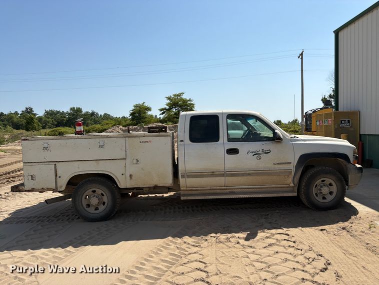 2001 Chevrolet Silverado 2500HD Ext. Cab Utility Bed Pickup Truck - photo 4