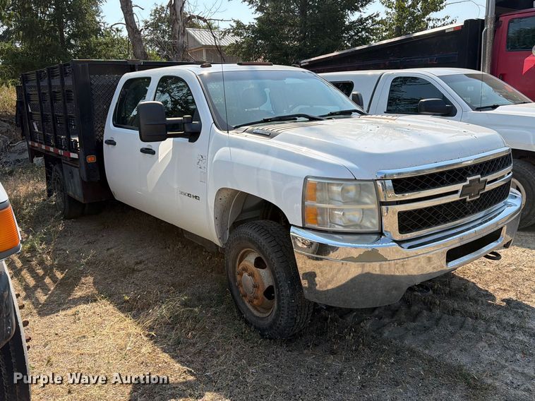2011 Chevrolet Silverado 3500HD Crew Cab Flatbed Pickup Truck - photo 3