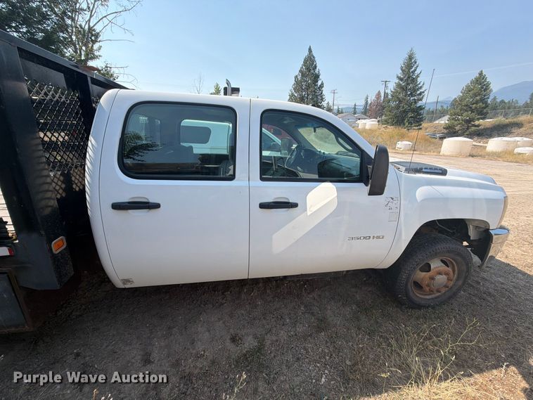 2011 Chevrolet Silverado 3500HD Crew Cab Flatbed Pickup Truck - photo 4