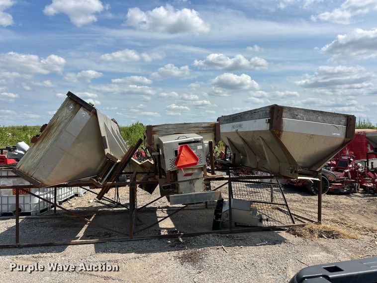 (3) Salt Spreaders - photo 2