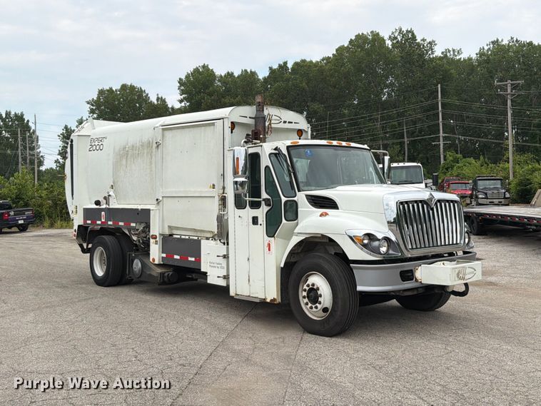 2009 International 7400 Refuse Truck - photo 3