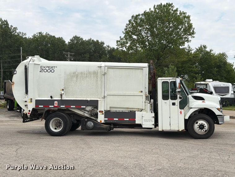 2009 International 7400 Refuse Truck - photo 4