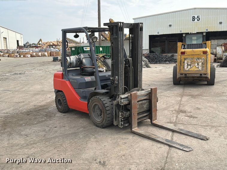 Toyota 8FGU30 Forklift - photo 3