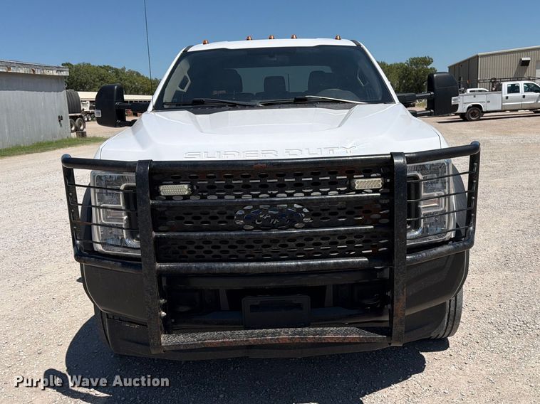 2019 Ford F550 Super Duty Crew Cab Truck Cab And Chassis - photo 2