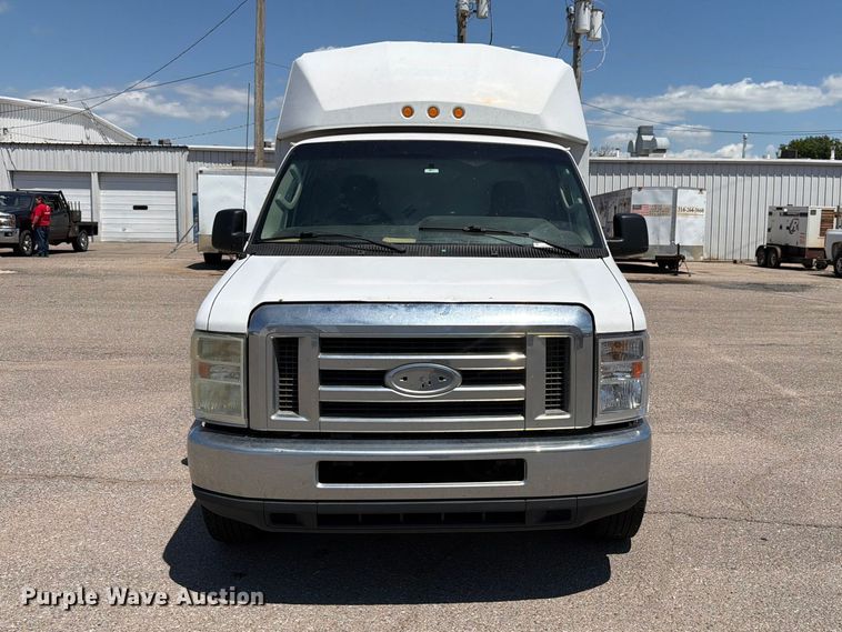 2010 Ford E350 Super Duty Utility Van - photo 2