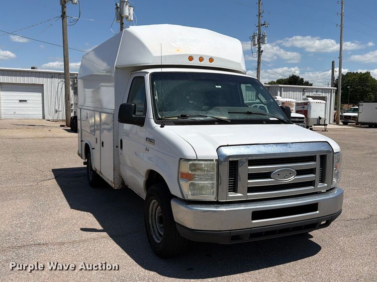 2010 Ford E350 Super Duty Utility Van - photo 3