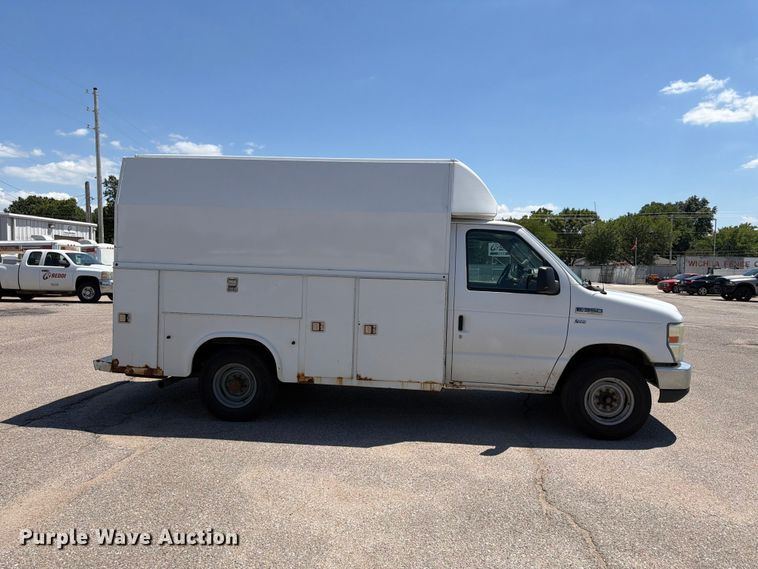 2010 Ford E350 Super Duty Utility Van - photo 4