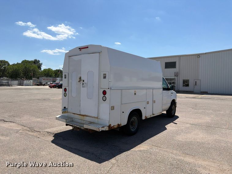 2010 Ford E350 Super Duty Utility Van - photo 5