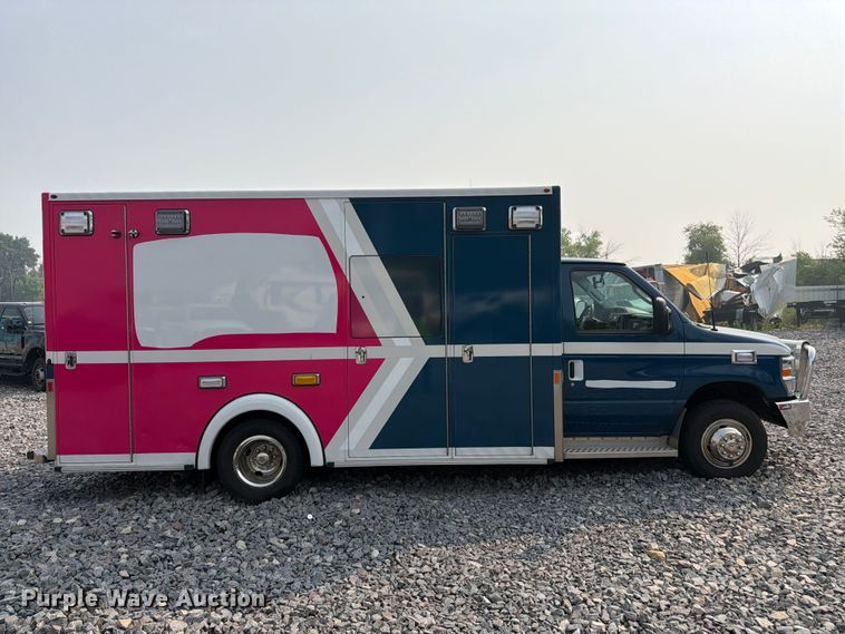 2025 Ford E450 Ambulance - photo 4