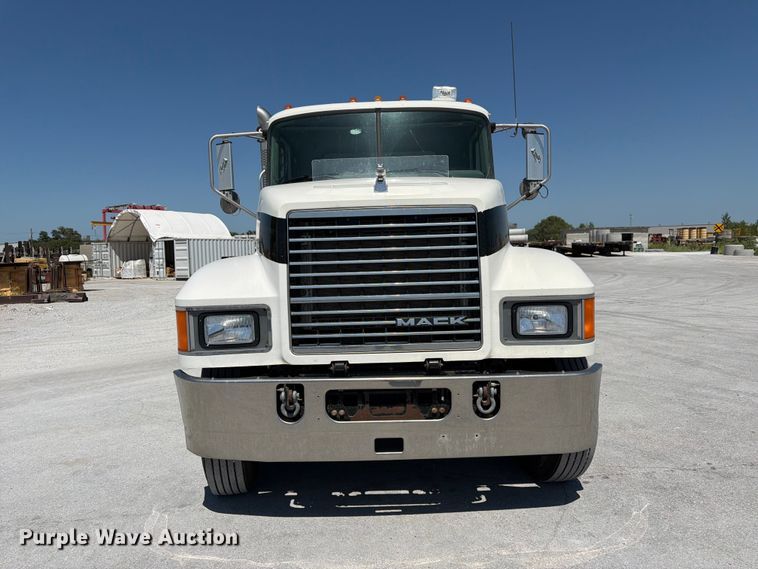 2016 Mack Pinnacle CHU613 Dump Truck - photo 2