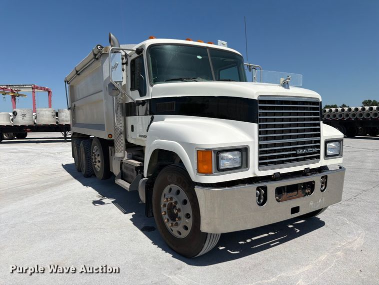 2016 Mack Pinnacle CHU613 Dump Truck - photo 3