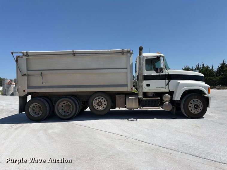 2016 Mack Pinnacle CHU613 Dump Truck - photo 4