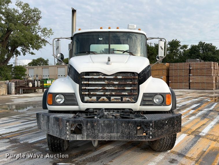 2004 Mack Granite CV713 Ready Mix Truck - photo 2
