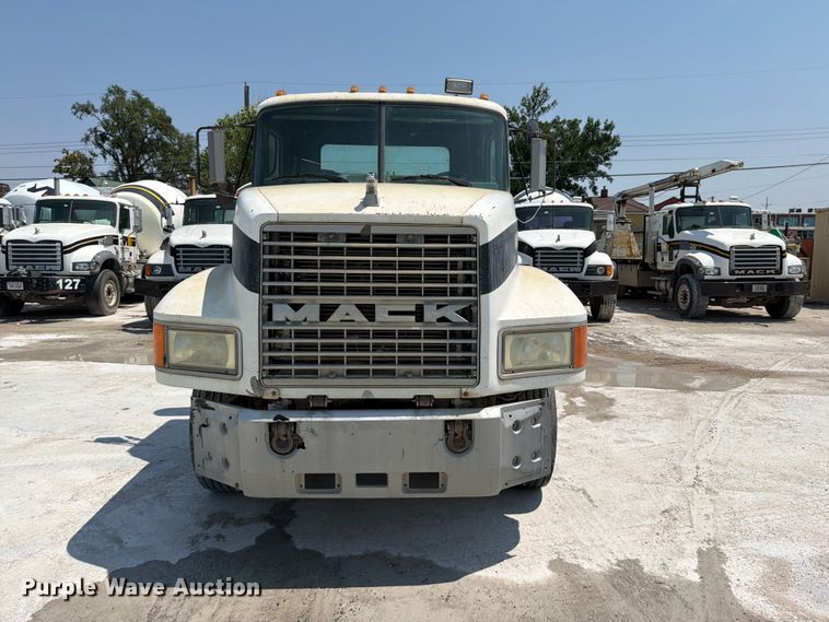 1995 Mack CH613 Semi Truck - photo 2