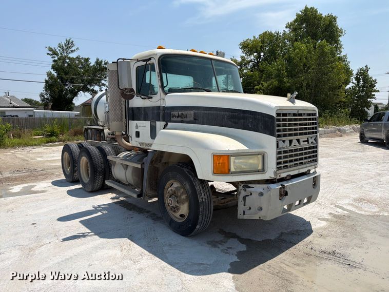 1995 Mack CH613 Semi Truck - photo 3