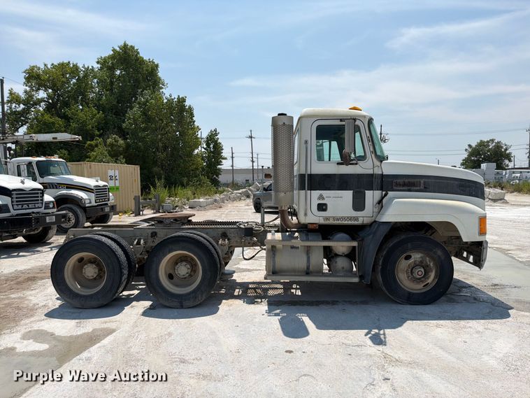 1995 Mack CH613 Semi Truck - photo 4