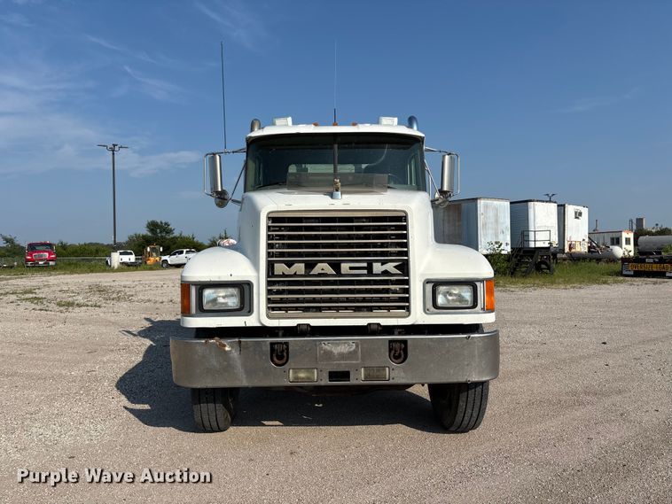 2003 Mack CH613 Semi Truck - photo 2
